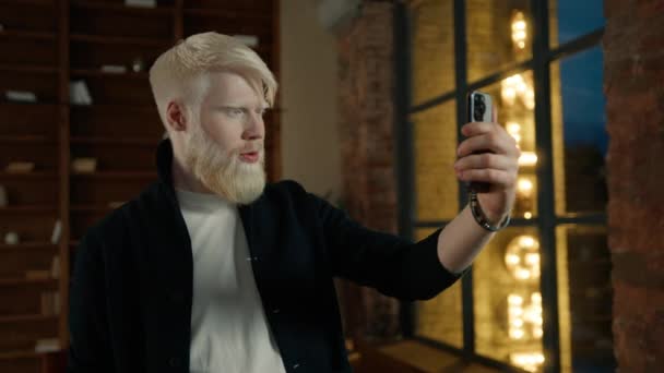 Zwykły Albinos Biznesmen Prowadzący Wideo Rozmowę Smartfonie Znakiem Ulicy Oświetlone — Wideo stockowe