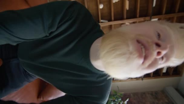 Video Vertikal Dari Pria Albino Yang Ramah Melambaikan Tangan Kamera — Stok Video