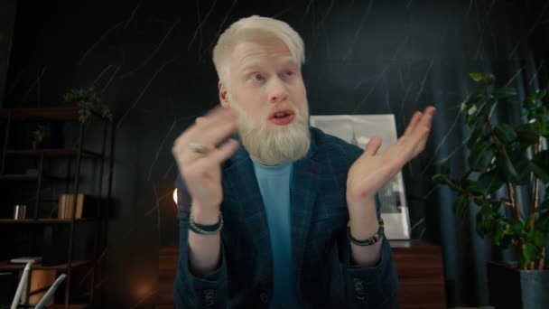 Konsantre Albino Girişimcisi Video Görüşmesi Sırasında Arkadaşlarıyla Çevrimiçi Konuşuyor Genç — Stok video