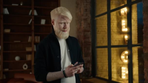 Odaklanmış Albino Işadamı Çatı Katındaki Akıllı Telefona Mesaj Yazıyor Büyük — Stok video