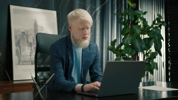Ofiste Dizüstü Bilgisayarda Yazan Kendinden Emin Albino Işadamı Müşteri Postalarına — Stok video