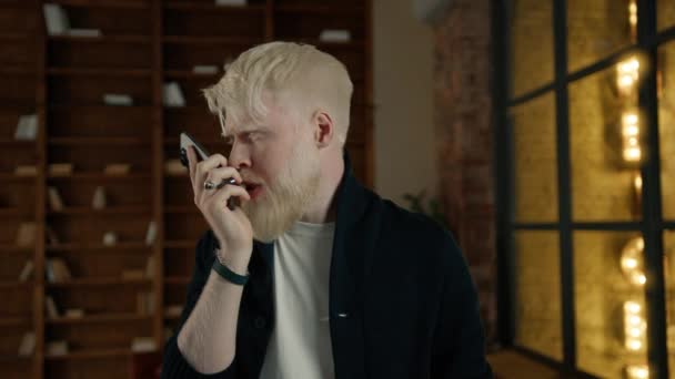 Sinirli Albino Işadamı Akıllı Telefon Hoparlöründe Tartışıyor Kızgın Işadamı Çatı — Stok video