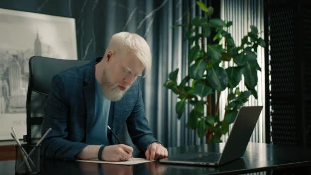 Empresário Albino Confiante Fazendo Anotações Papéis Trabalho Homem Negócios Usando — Vídeo de Stock