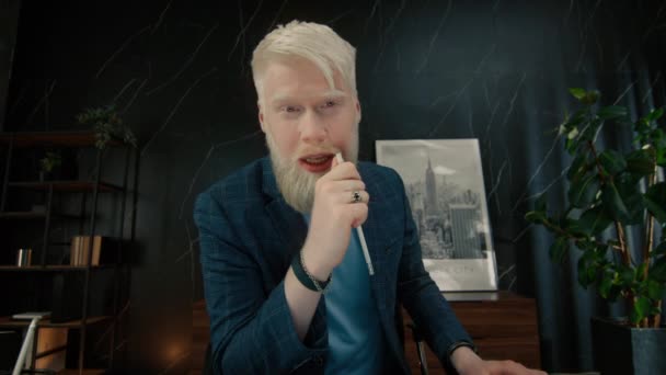 Smart Albino Επιχειρηματίας Συζητά Λεπτομέρειες Του Έργου Τον Πελάτη Κατά — Αρχείο Βίντεο