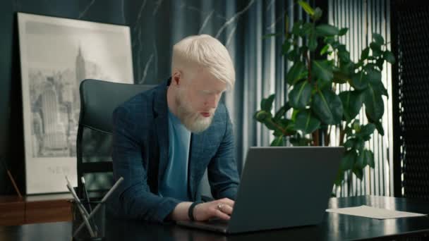 Potret Pengusaha Albino Yang Bekerja Pada Laptop Meja Kantor Pria — Stok Video