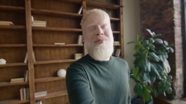 Knappe Albino Man Met Een Online Conferentie Kantoor Joyful Ceo — Stockvideo