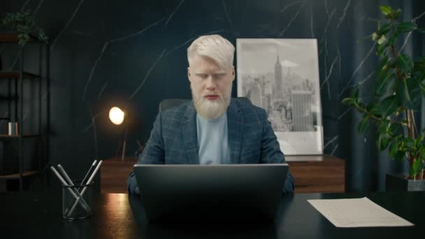 Empresario Albino Enfocado Escribiendo Portátil Escritorio Hombre Negocios Que Trabaja — Vídeos de Stock