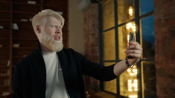Focado Albino Empreendedor Conversando Com Colega Trabalho Durante Videochamada Escritório — Vídeo de Stock
