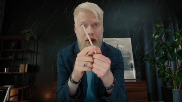 Ciddi Bir Albino Girişimcisi Çevrimiçi Görüntülü Konuşma Sırasında Arkadaşlarıyla Konuşuyor — Stok video