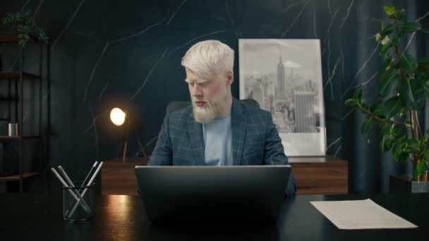 Porträtt Albino Affärsman Trött Jobbet Kontoret Framsidan Manliga Verkställande Försöker — Stockvideo