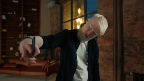 Portret Przystojnego Albinosa Blogera Mediów Społecznościowych Robiącego Selfie Smartfonie Nocy — Wideo stockowe