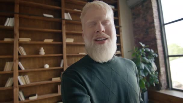 Homem Negócios Albino Confiante Ter Chamada Line Com Gerente Escritório — Vídeo de Stock