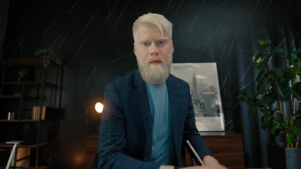 Retrato Empresário Albino Fazendo Anotações Durante Videochamada Online Com Colegas — Vídeo de Stock
