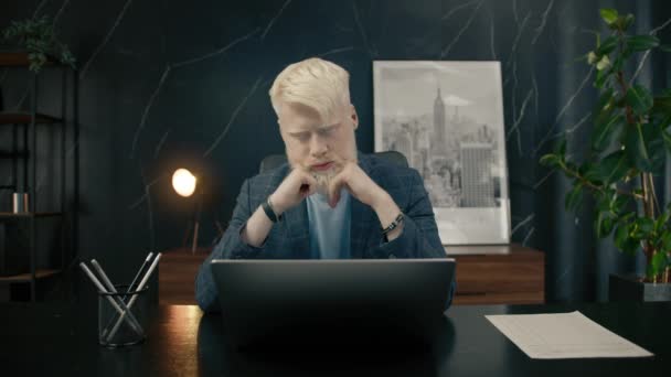 Trött Albino Affärsman Arbetar Sent Kontoret Manlig Chefskänsla Överarbetad Avlägsna — Stockvideo