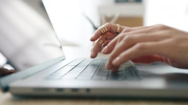 Yazılım, online eğitim, uygulamalar, modern teknoloji konsepti 4K. Kapalı bakış, dizüstü bilgisayarda mesajlaşan melez kadın elleri. Modern dizüstü bilgisayar kullanarak müşteriye e-posta göndermekle meşgul bir iş kadını.