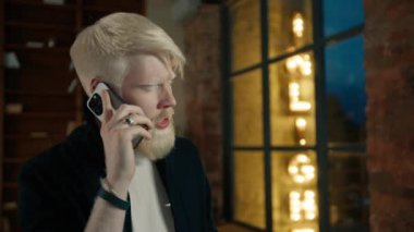 Albino işadamlarının, arka planda gece lambaları olan akıllı telefondan aramalarını kapatın. Erkek yöneticiler iş arkadaşlarıyla projeyi tartışıyor. Kızgın adam cep telefonuyla tartışıyor. 4K numaralı el sallayan adam.