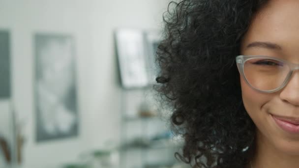 Portré Multiracionális Divatos Szemüveg Afro Frizura Pozitív Mosolygós Lány Kamerába — Stock videók
