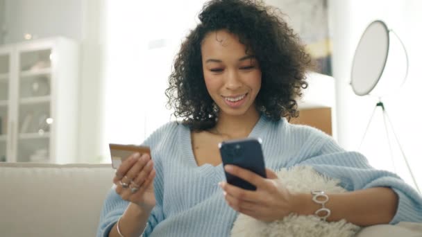 Sorrindo Bela Menina Pele Escura Fazendo Compra Smartphone Recebendo Cashback — Vídeo de Stock