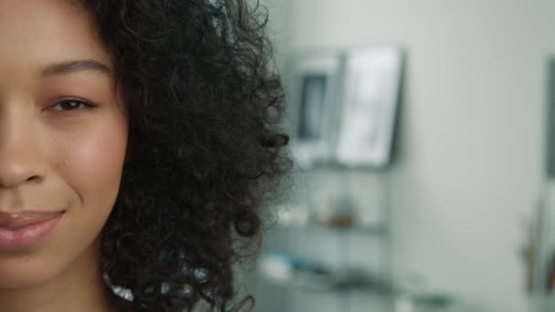 Retrato Mujer Joven Con Peinado Afro Humana Femenina Positiva Mirando — Vídeos de Stock