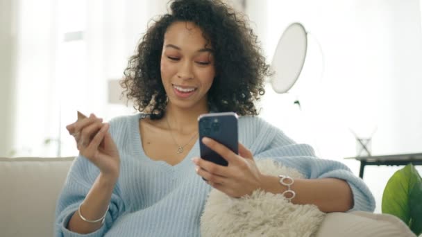 Happy Diverse Vrouwelijke Shopper Met Behulp Van Instant Gemakkelijke Mobiele — Stockvideo