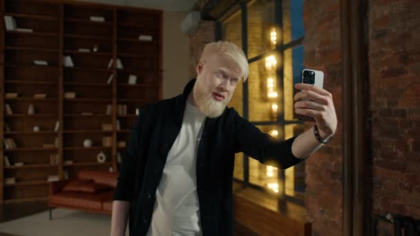 Casual Albino Empresário Tirar Selfie Mostrando Sinal Todas Boas Fotos — Vídeo de Stock