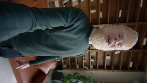Pionowe Wideo Przystojnego Albinosa Czatującego Online Przez Wideo Wesoły Biznesmen — Wideo stockowe