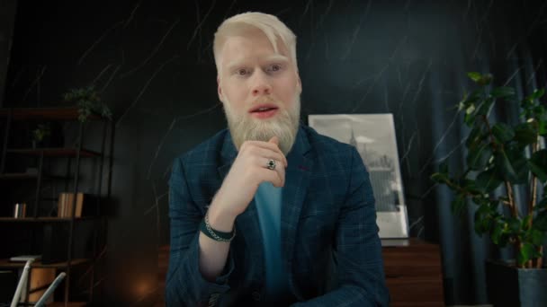 Jovem Albino Empresário Tendo Conferência Line Com Cliente Escritório Executivo — Vídeo de Stock
