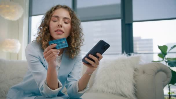 Покупець Тримає Кредитну Картку Допомогою Мобільного Додатку Мобільних Телефонів Купуючи — стокове відео
