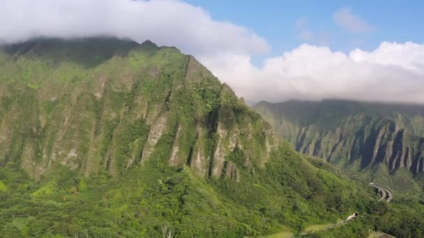 美丽的日出时分 夏威夷瓦胡岛的风景之旅 州际公路H3带着横贯考罗的双隧道穿过宏伟的绿色考罗山脉 具有壮丽自然景观的公路沿线空中景观 — 图库视频影像