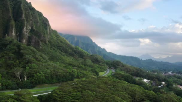Oahu Adasının Ana Yolu Güneşli Gündoğumunda Yeşil Dağda Parlayan Altın — Stok video