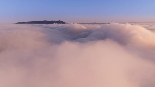 空中的天空可以看到4K形成的雾海 多雾的山谷与山脊的性质 时间流逝 美丽的云雾飘扬 电影日出期间 在粉红蓝云之上的B滚时间薄雾景观 — 图库视频影像