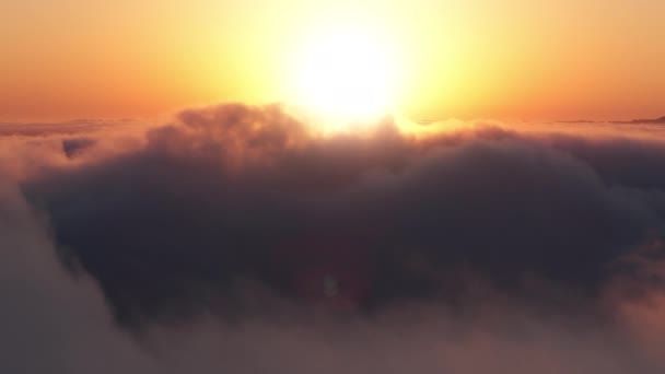 Impresionante Vuelo Aéreo Cinematográfico Por Encima Rosa Nubes Mullidas Doradas — Vídeo de stock