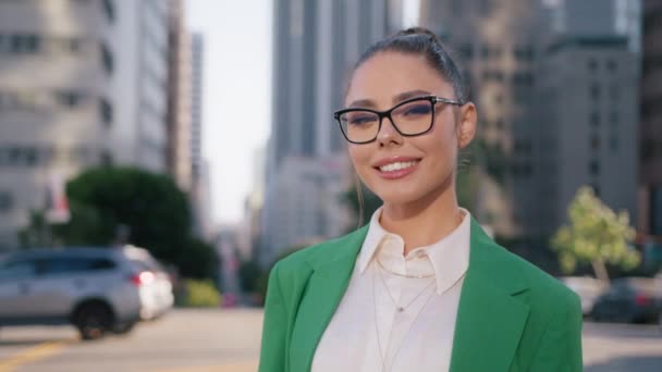 Retrato Bela Mulher Empresária Elegante Inteligente Sorrindo Para Câmera Mulher — Vídeo de Stock