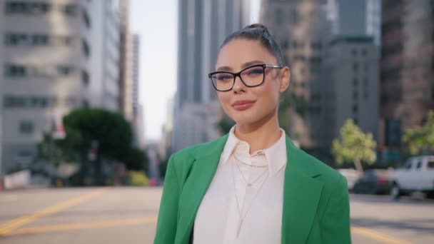 Stylová Podnikatelka Která Vypadá Sebevědomě Užívá Městského Životního Stylu Krásné — Stock video