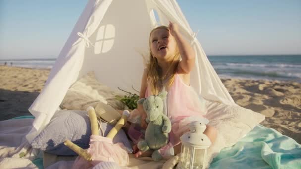 Забавная Маленькая Блондинка Указывающая Пальцем Время Пения Выразительной Песни Палатке — стоковое видео