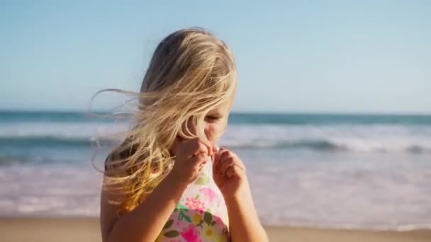 Portret Małej Szczęśliwej Dziewczynki Patrzącej Kamerę Robiącej Różne Głupie Miny — Wideo stockowe