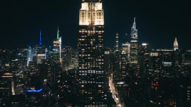 Fly Opp Langs Verdensberømte Empire State Building Opplyst Natten Etablere – stockvideo