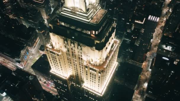 拍摄具有夜城背景的标志性曼哈顿摩天大楼 美国旅游概念 世界闻名的纽约市和帝国大厦的系列电影 夜间点亮地标 — 图库视频影像