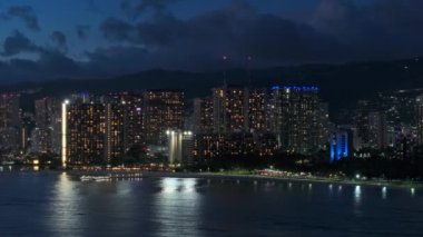 Alacakaranlıkta sahil Bay City 'nin güzel şehir manzarası. Hawaii Adası 'ndaki Honolulu City ışıkları. Honolulu şehir merkezinde, pembe günbatımında. Manzaralı Waikiki silueti manzarası. Gece şehir merkezinde hava manzarası
