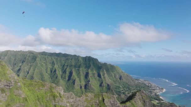美丽的绿色夏威夷山 天堂热带岛屿瓦胡岛的极限运动 电影自然景观4K 人们的生活方式 自由概念 史诗般的空中极限运动者飞行滑翔伞运动 — 图库视频影像