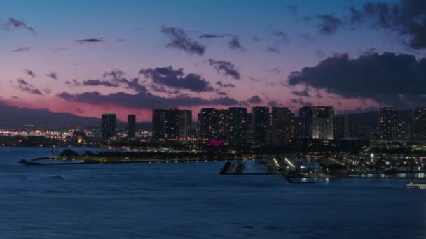 ホノルルのダウンタウン ピンクの日没 風光明媚なワイキキスカイラインパノラマ 夜景のダウンタウンの空中ビュー 夕暮れの沿岸湾都市の美しい都市風景 紫色の日没の街灯 ハワイ アメリカ — ストック動画