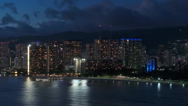 황혼에 도시의 하와이 호놀룰루 일몰에 호놀룰루 다운타운 와이키키 스카이라인 파노라마 — 비디오