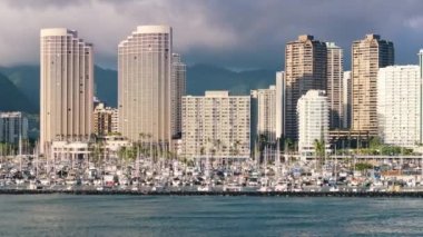 Modern binalar Emlak iş insansız hava aracı 4K. Sinematik Honolulu Sahili, Hawaii. Modern şehir arka planında fotokopi alanı olan bir yaz günü. Prestij konut okyanus manzaralı sahil manzaralı ABD mülkü