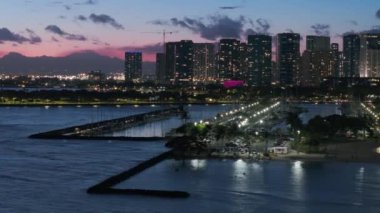 Şehir merkezinin gece manzarası. Alacakaranlıkta sahil Bay City 'nin güzel şehir manzarası. Şehir ışıkları mor gün batımında Hawaii 'de. Honolulu şehir merkezinde, pembe günbatımında. Manzaralı Waikiki ufuk çizgisi manzarası