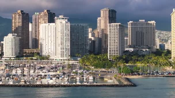 Κινηματογραφική Εναέρια Παραλία Waikiki Χαβάη Καλοκαιρινή Μέρα Αντίγραφο Χώρο Στο — Αρχείο Βίντεο