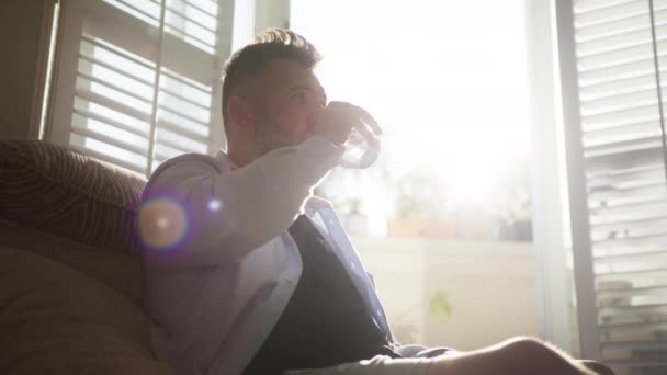 Bonito Homem Sedento Bebendo Água Limpa Casa Câmera Lenta Silhueta — Vídeo de Stock