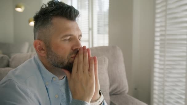 Grauhaariger Mann Mit Bart Legt Hände Ins Gebet Und Betet — Stockvideo