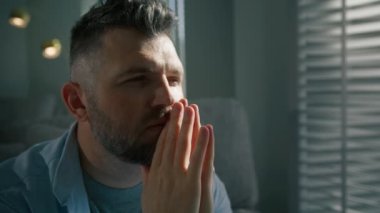 Düşünceli, olgun bir adam ilham almayı düşünüyor, problem çözümü fikirlerini araştırıyor, düşüncelerde kayboluyor, daha iyi bir yaşam ya da sağlık hayali kuruyor, başka tarafa bakıyor. Sinematik çekim erkek farkındalığı konsepti 