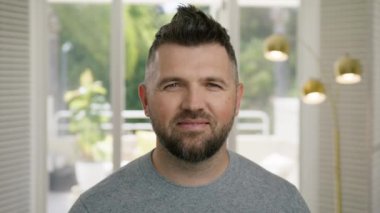 Merkez büroda çalışan şirket eğitiminin başındaki adam. Webcam bilgisayar ekranı olgun iş adamı yöneticisi kameraya bakıp konuşuyor. Erkek sanal toplantı yapıyor, webcam üzerinden uzaktan görüntülü konferans görüşmesi.