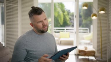 Tablet tableti kullanarak proje üzerinde çalışan bir girişimci. Modern Tasarım Evi 4K 'de web mağazasından alışveriş yapan adam. Tablet bilgisayar konsepti üzerinde çalışıyorum. İş adamı 40 'larında cep bilgisayarı tutuyor.